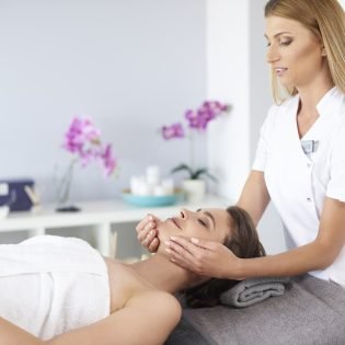 beautifl-woman-during-facial-masagge.jpg beautifl-woman-during-facial-masagge.jpg